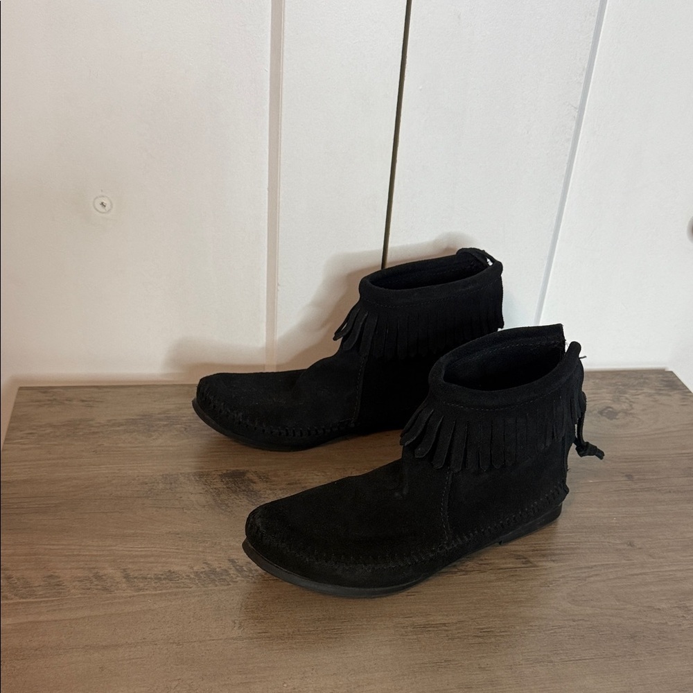 Minnetonka Black Suede leather Fringe Boots mukluks - 6 - Picture 2 of 7